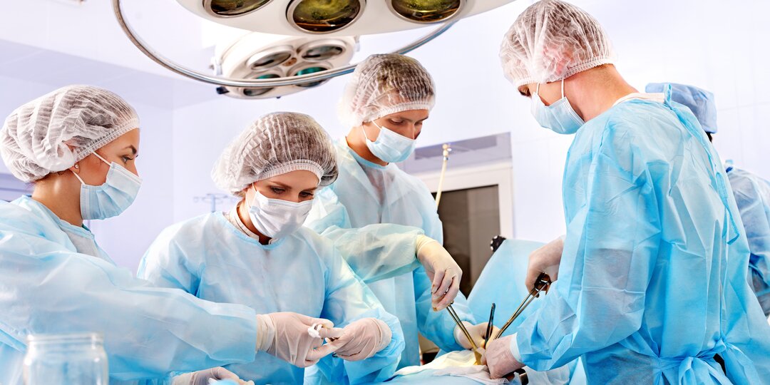 Проводим диагностику, и доктор Комарова вскоре уверенно сообщает: – Массивная тромбоэмболия лёгочной артерии