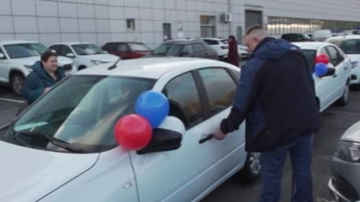    Шестеро курян получили адаптированные авто от регионального отделения социального фонда России