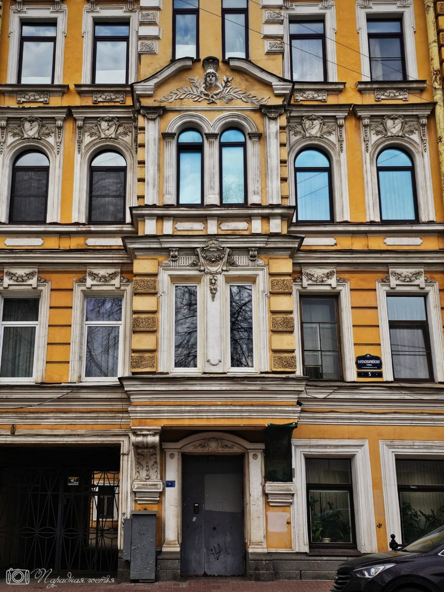 Фасад дома обильно декорирован. Фото: Парадная гостья