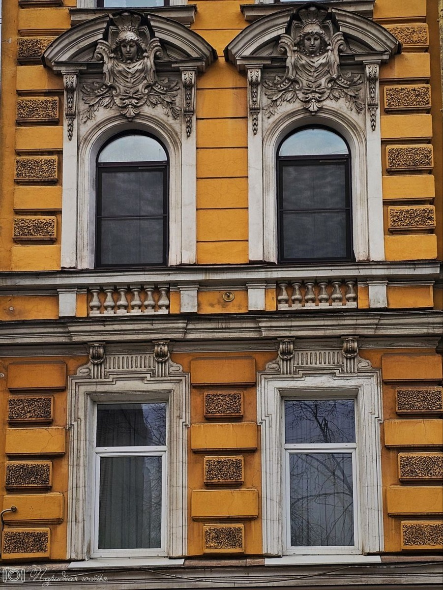 Над окнами - женские образы в затейливых картушах. Фото: Парадная гостья