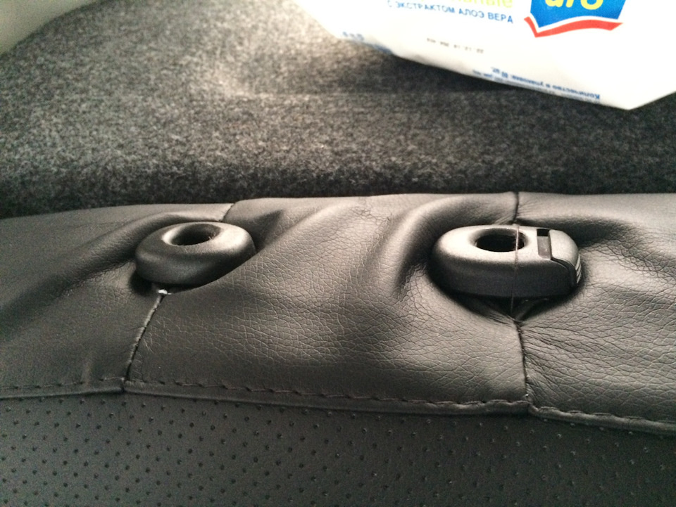 Неизбежный, похоже косяк, поправлял-поправлял, но так и не вышло ничего. Но под подголовниками не видно )))