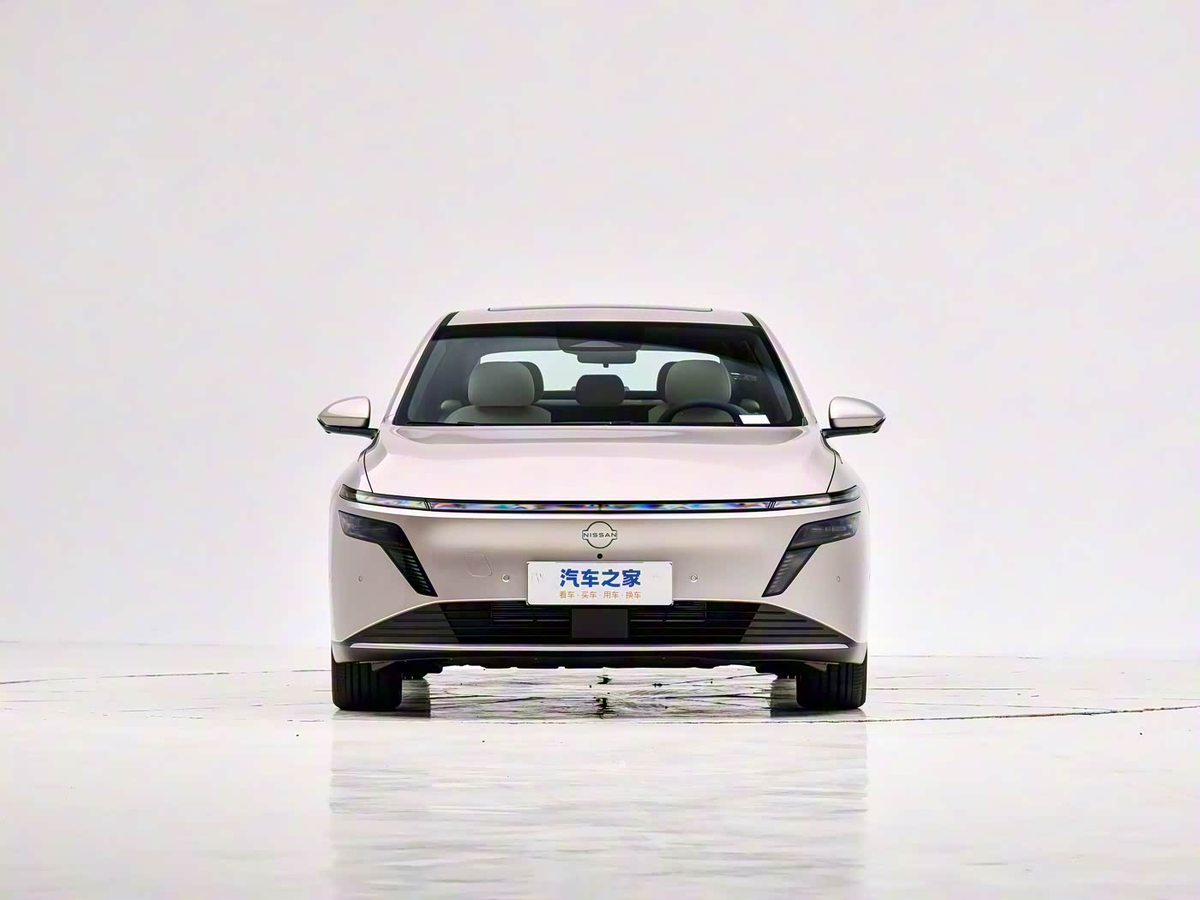 Передняя часть седана Nissan N6