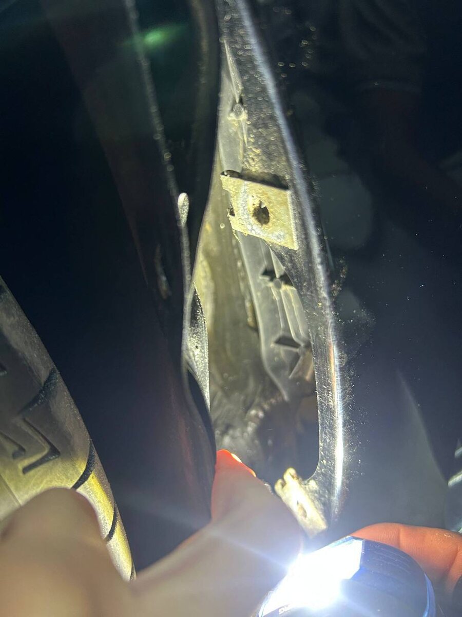 Полное отсутствие заводской шумоизолации арок и подкрылков.