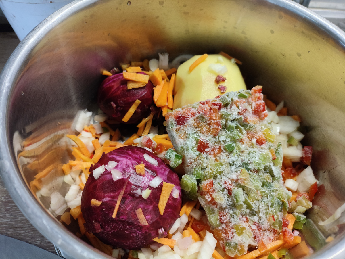 Капусту позже добавляю, она ранняя, быстро разваривается..