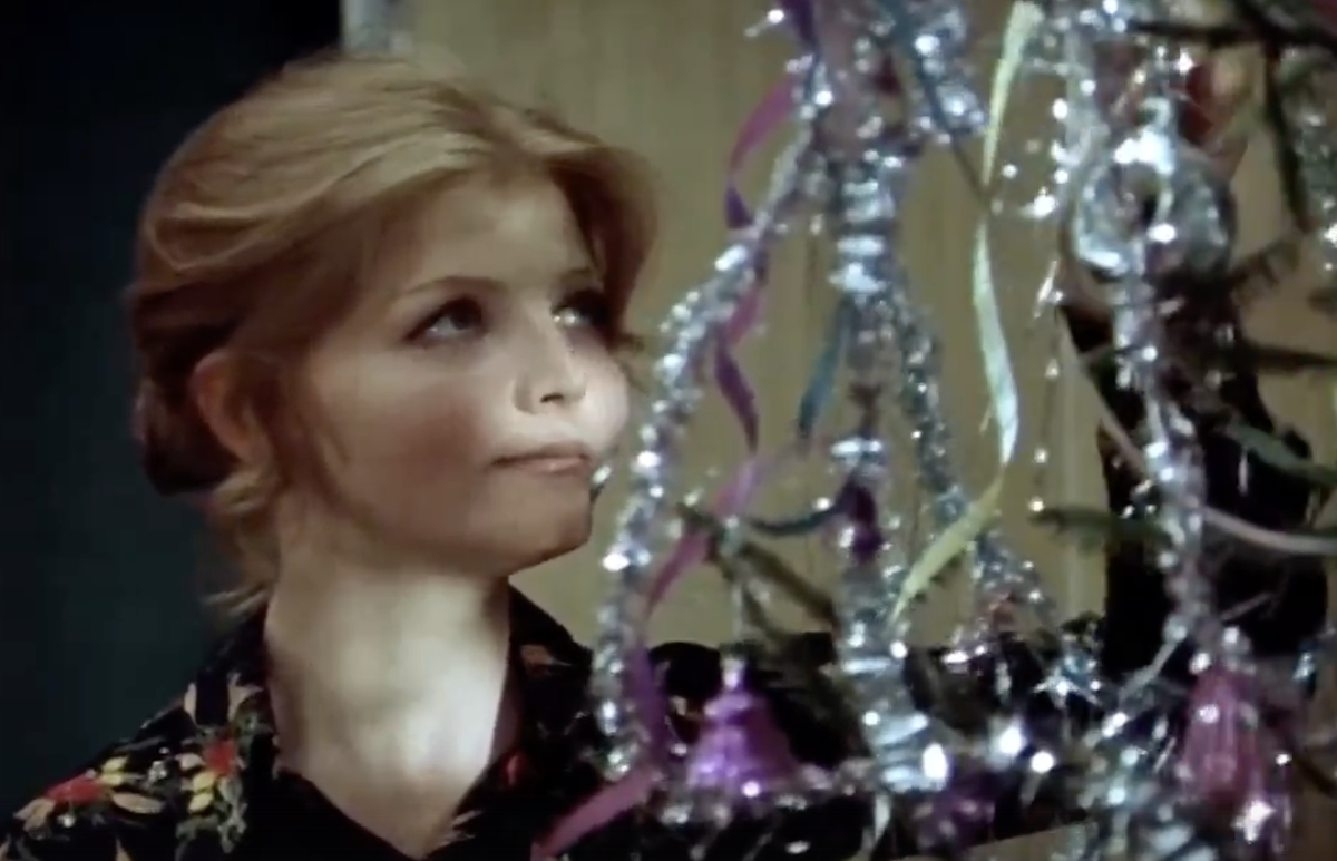 Кадр из фильма "Ирония судьбы, или С легким паром", режиссер Эльдар Рязанов, сценаристы Эльдар Рязанов, Эмиль Брагинский, композитор Микаэл Таривердиев (скриншот)