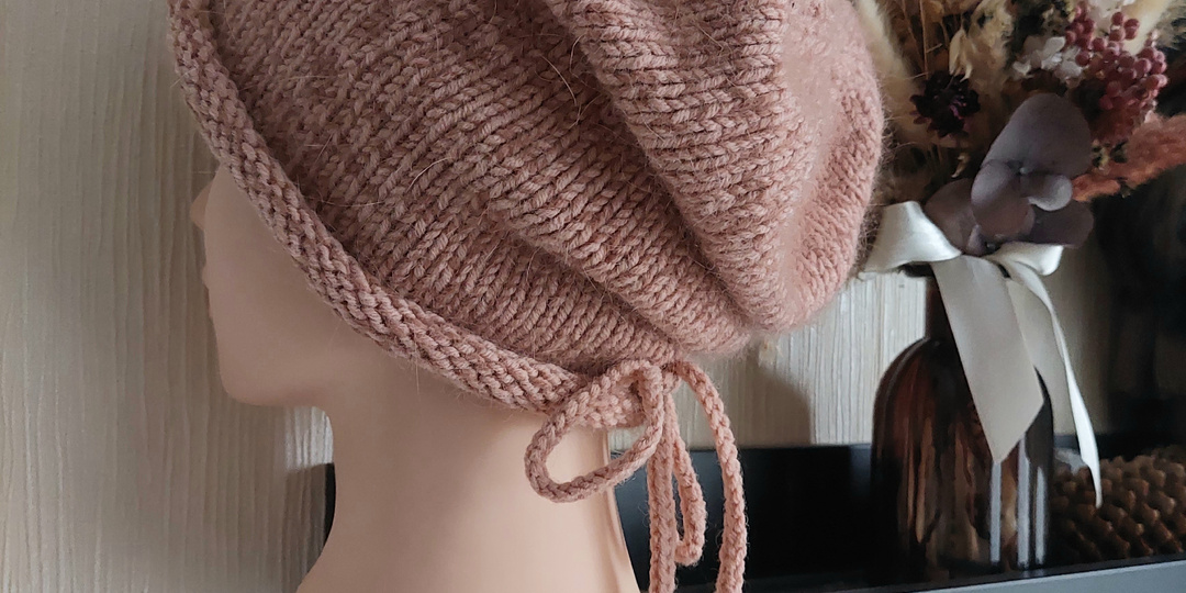 Шапочка–бини со шнуровкой на спинке.