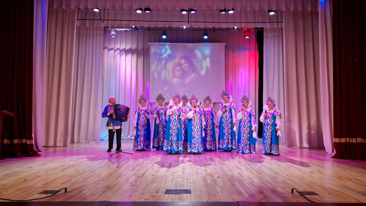 Хор русской песни. Фото с сайта «ВКОНТАКТЕ», группа «Дворец Культуры» г. Тайга. Дата 30 ноября 2025 года.