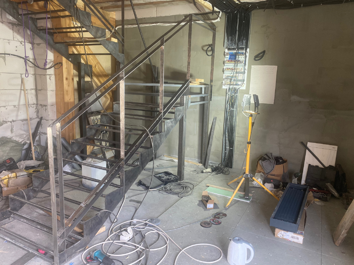 Сборка конструкции, прямо на объекте. Там где нужна точность и подгонка, нет места шаблонным решениям.