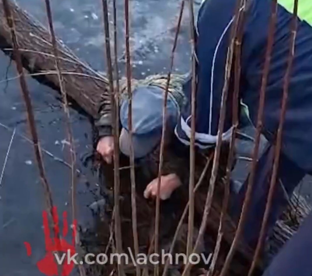 Его вытаскивали инспекторы ГАИ