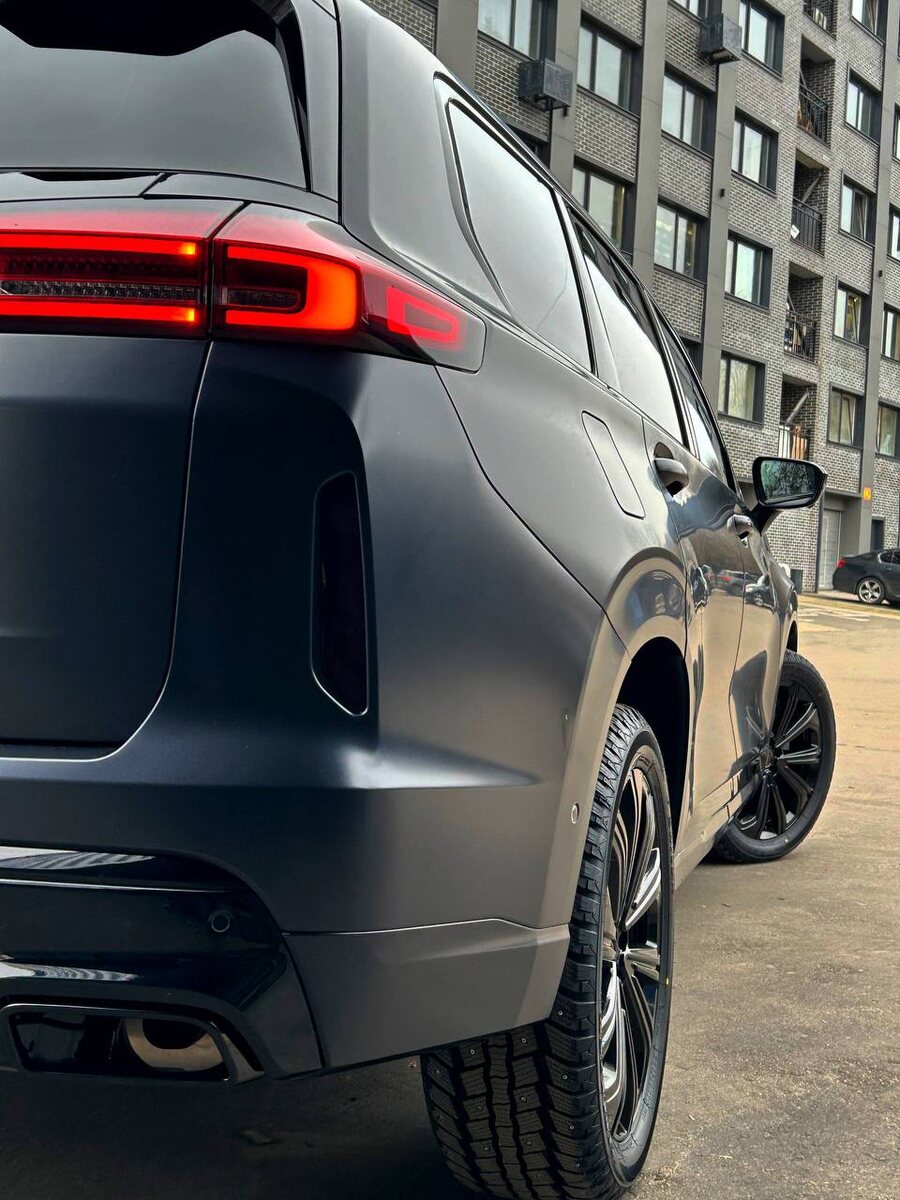 EXEED VX - выполнили оклейку всего кузова в сатиновую матовую пленку, защиту салонных вставок и мониторов, полный антихром всех деталей, покраска дисков и выхлопных труб.