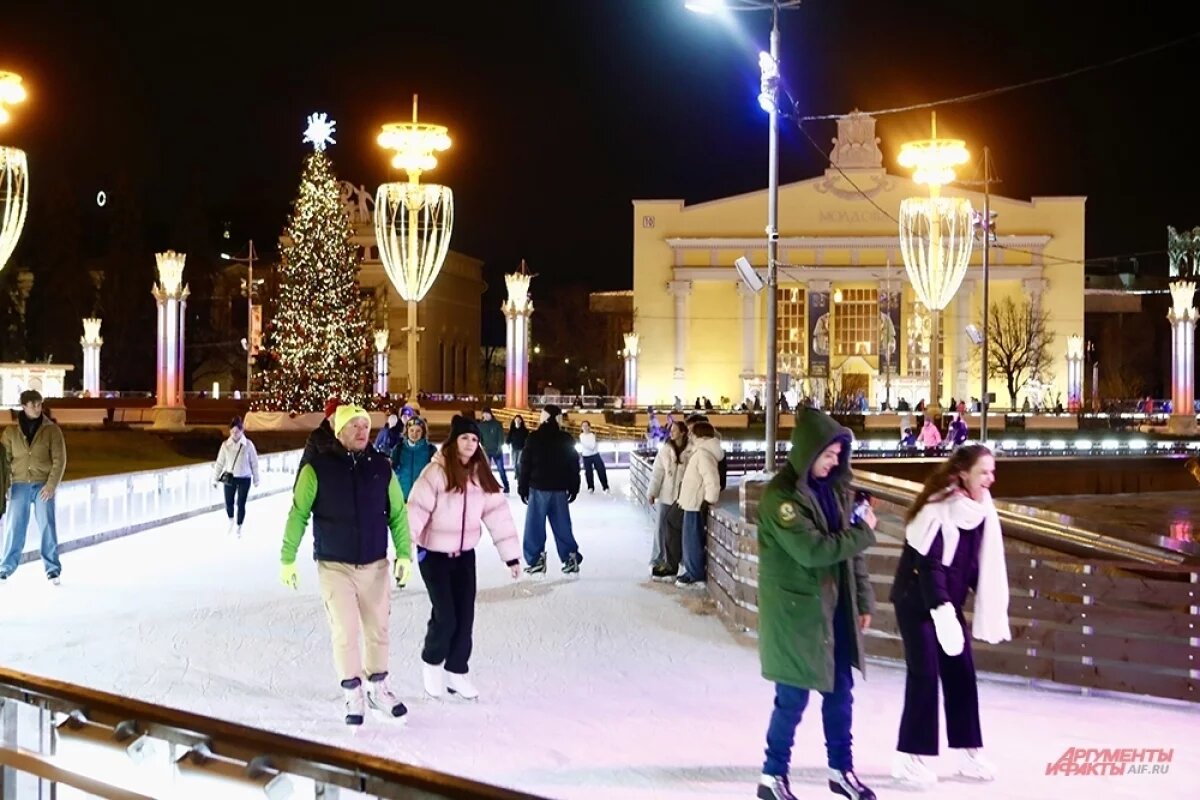    На ВДНХ 28 ноября торжественно открыли самый большой в Москве каток.