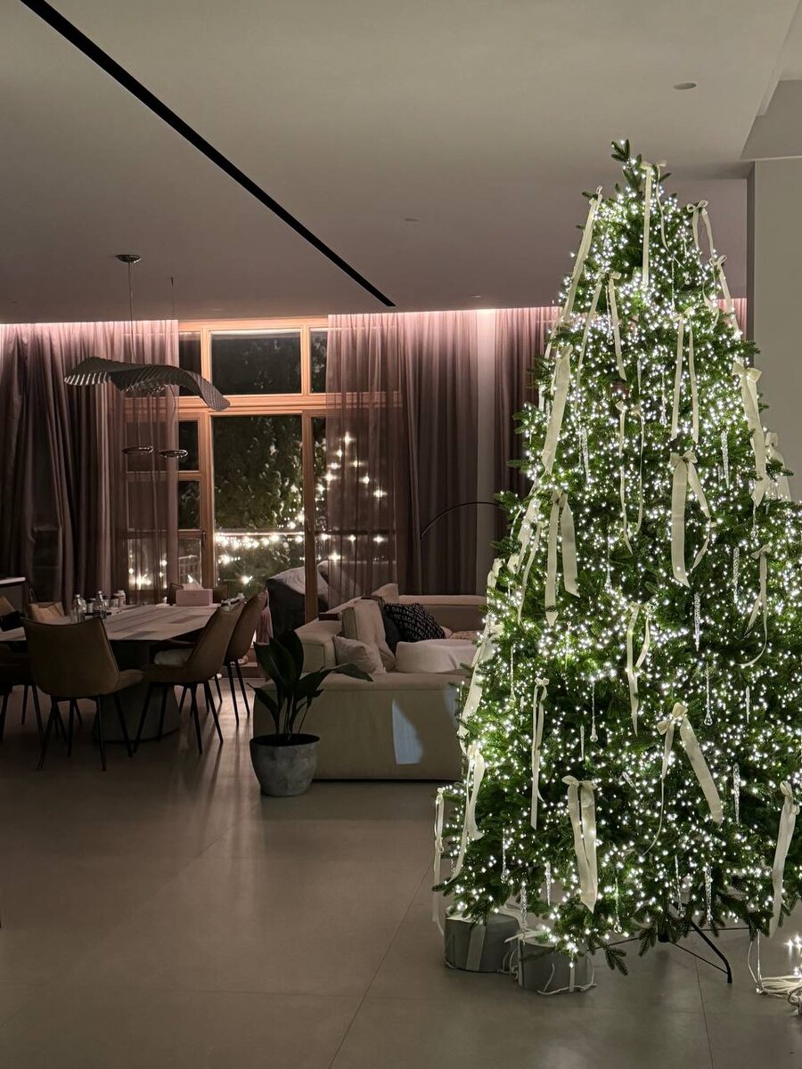 Новогоднее оформление загородного дома от Me Decor