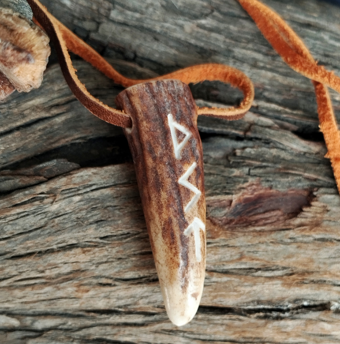 Рунический амулет "Победа". Из отростка рога оленя.