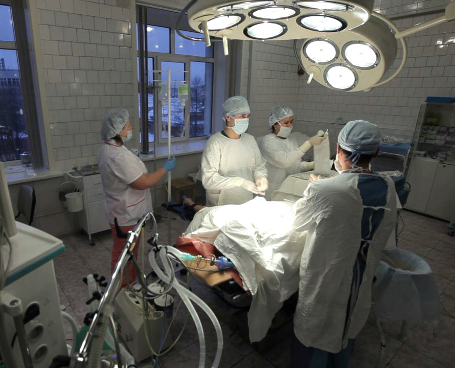 Возможно так выглядела хирургическая палата. Я видел только лампы на потолке. Источник:https://dzen.ru/a/Zt4uHqfHcxO7j-Qg