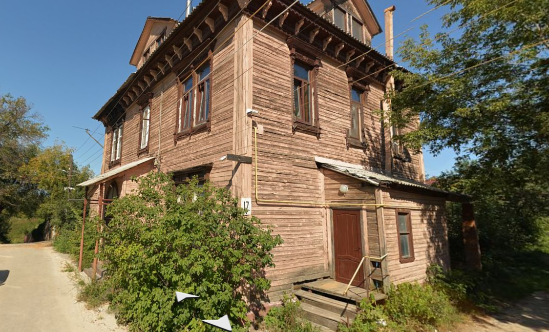    Речь идет о деревянном двухэтажном доме №17 по улице Большие Овраги