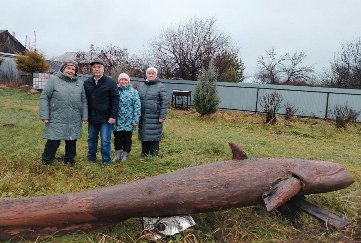    Деревянный сом скульптора Владимира Сидорова - только одна из местных достопримечательностей