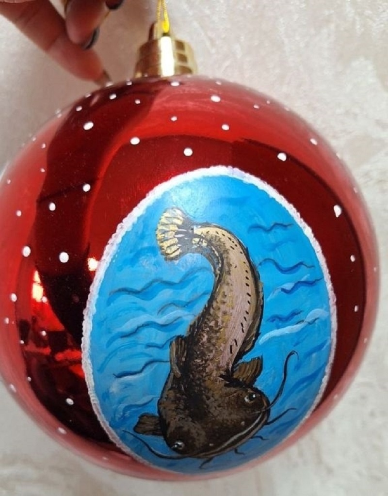    Сом на ёлочном шаре - работа художницы Людмилой Есиной для конкурса "Игрушка Нижегородского края"