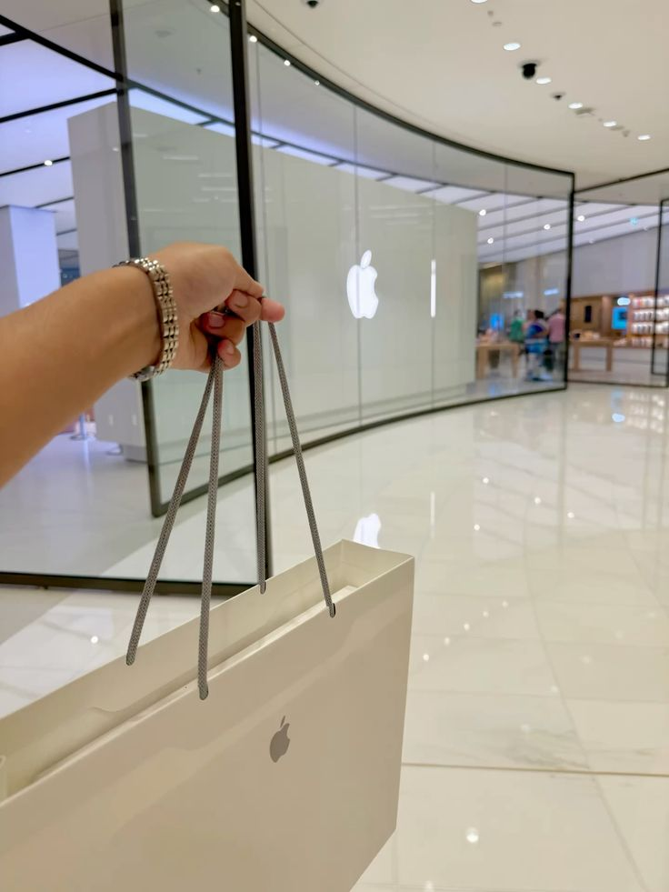 Крупные реселлеры электроники Apple Store Dubai Mall