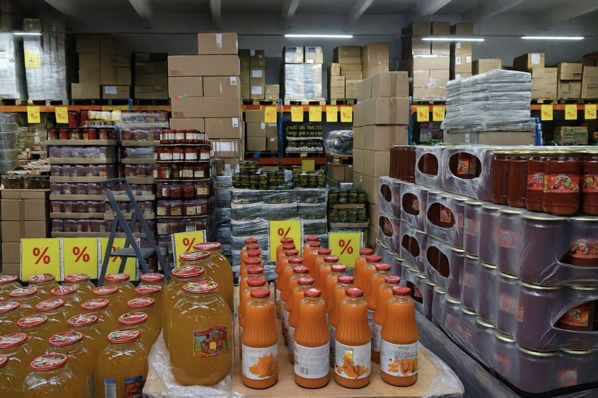 Интерьер жесткого дискаунтера похож на складской ангар, а товары лежат прямо в коробках. Источник: нейросеть📷
