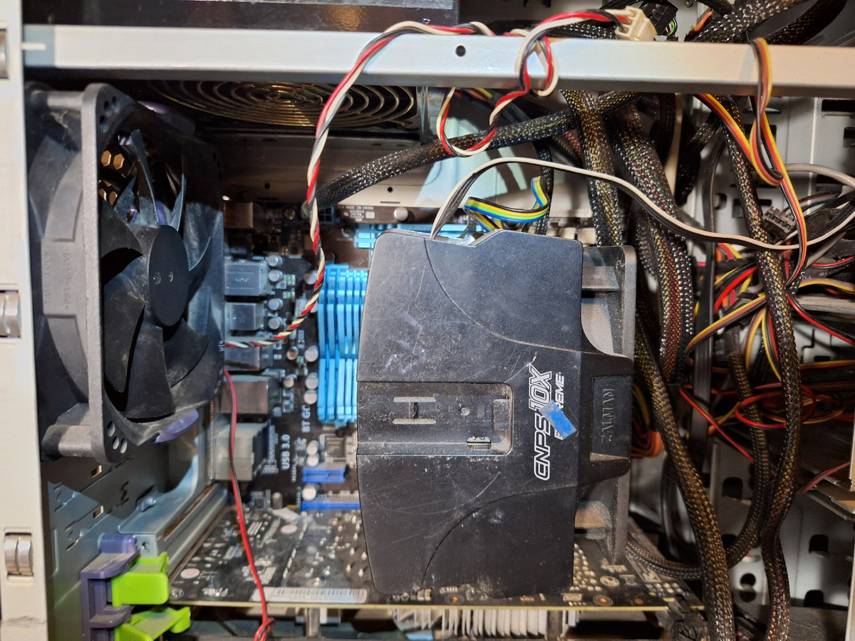 Вентилятор 120мм на выдув из корпуса.