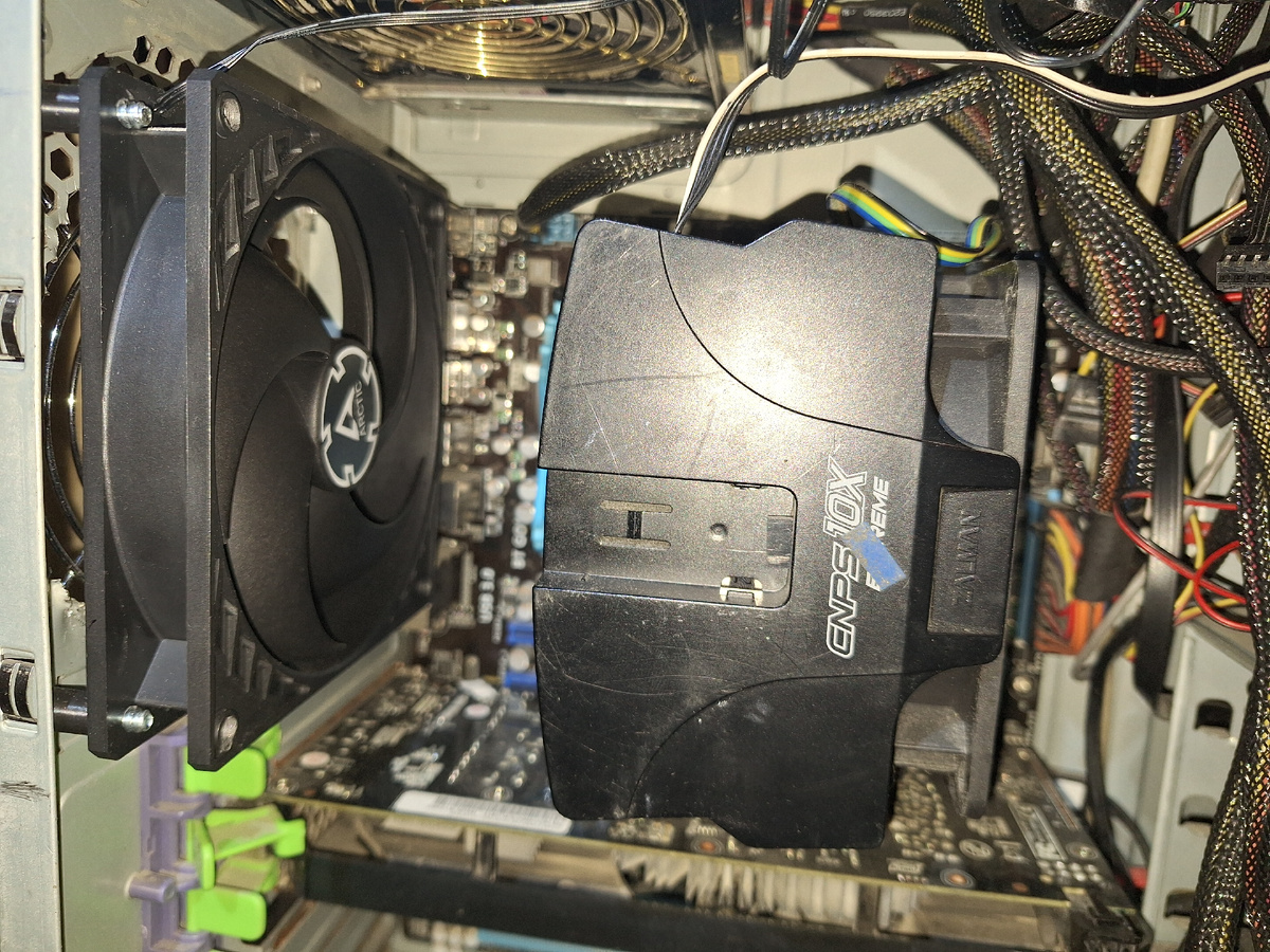 Вентилятор 140мм на выдув из корпуса.