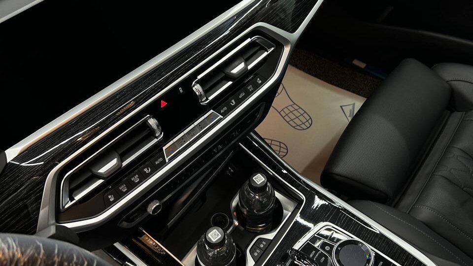 Почему новый салон нужно защищать сразу: правда про кожу и пластик.