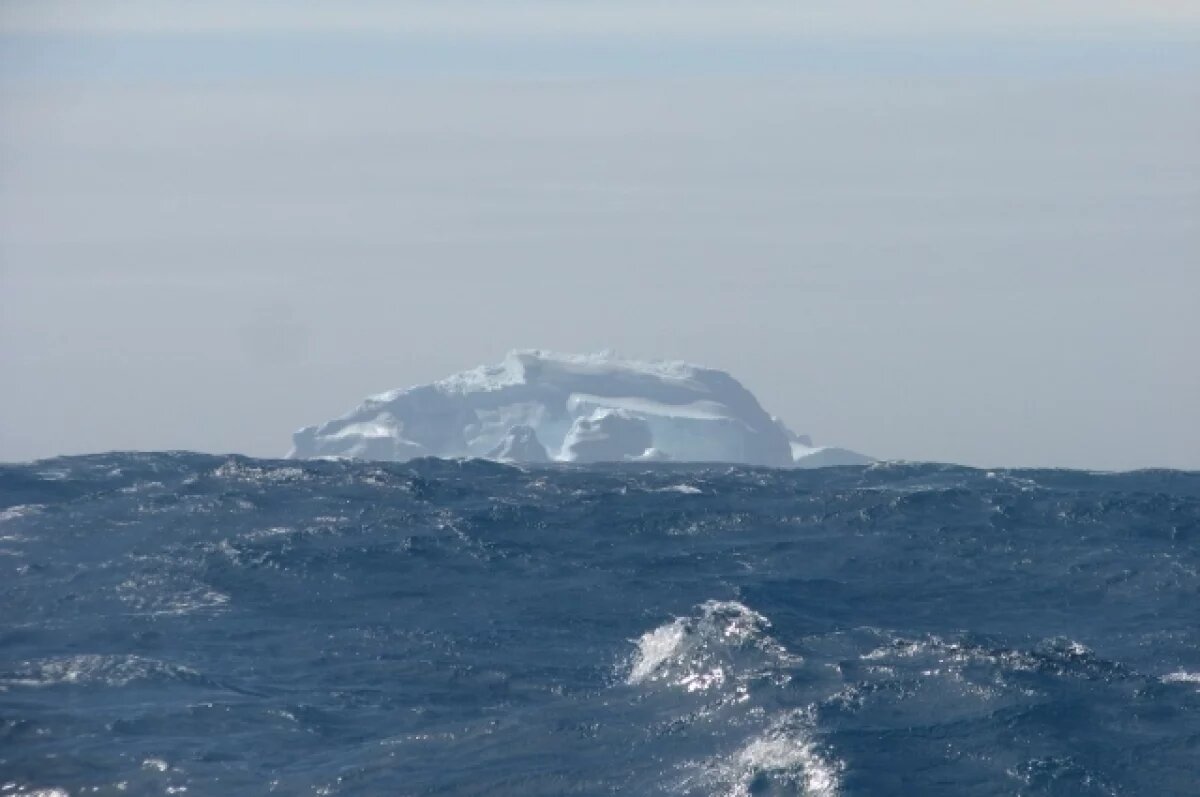    «Роскосмос» показал спутниковый снимок крупнейшего в мире айсберга А23а