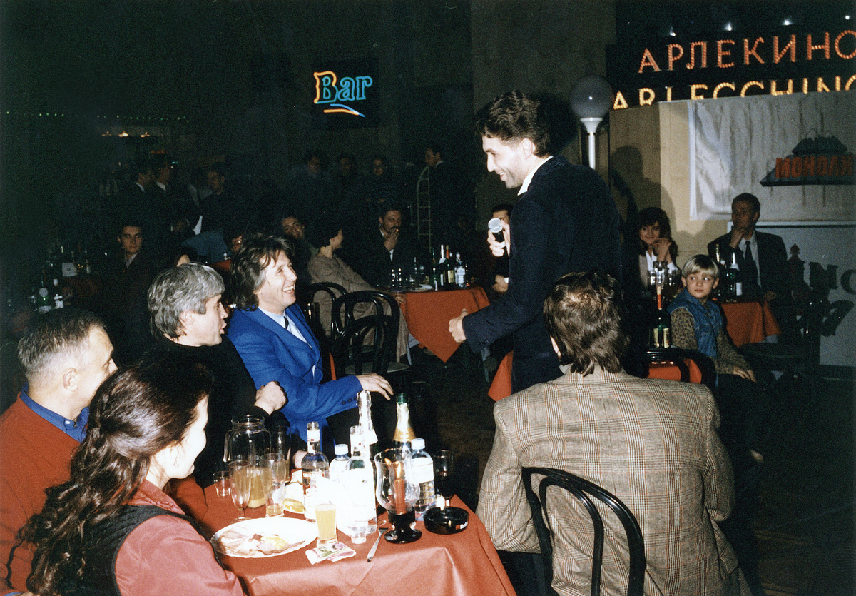 Евгений Ловчев, Вячеслав Малежик и Вадим Байков (участники футбольной команды эстрадных звёзд "Фортуна") в прекрасном настроении.