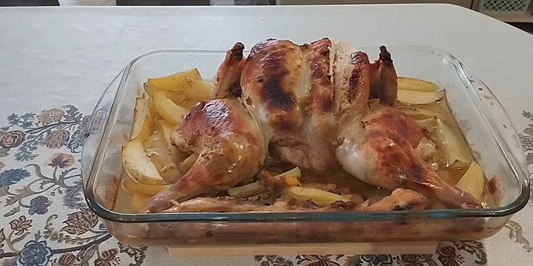Курица на праздничный стол, запеченная в духовке с картофелем.