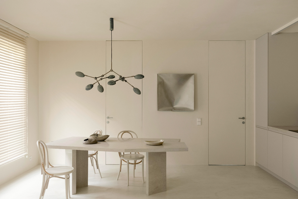Столовая. Стол из травертина и металлический объект на стене спроектировал Влад. Люстра 101 Copenhagen, венские стулья перекрашены под проект.