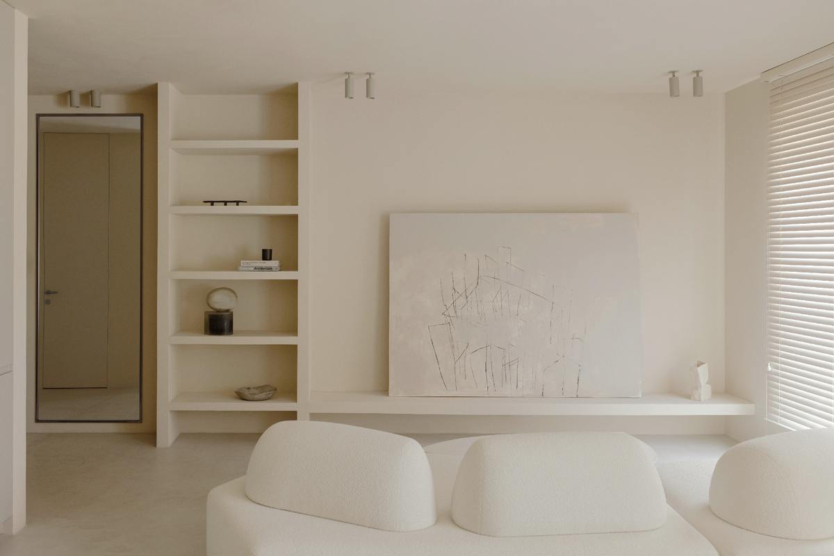 В гостиной диван по дизайну Влада и картина Лены Гиль.
