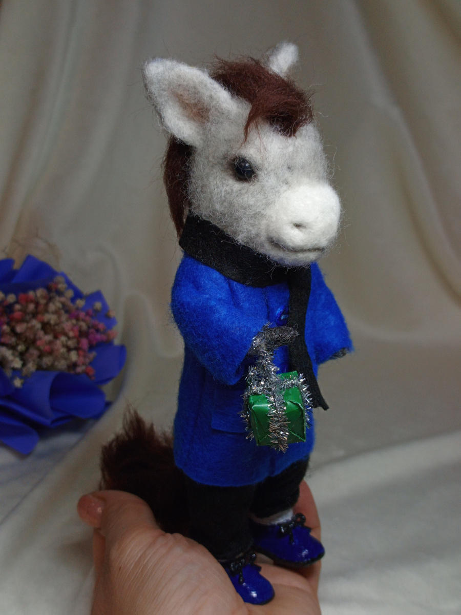 Небольшой, примерно  18 см