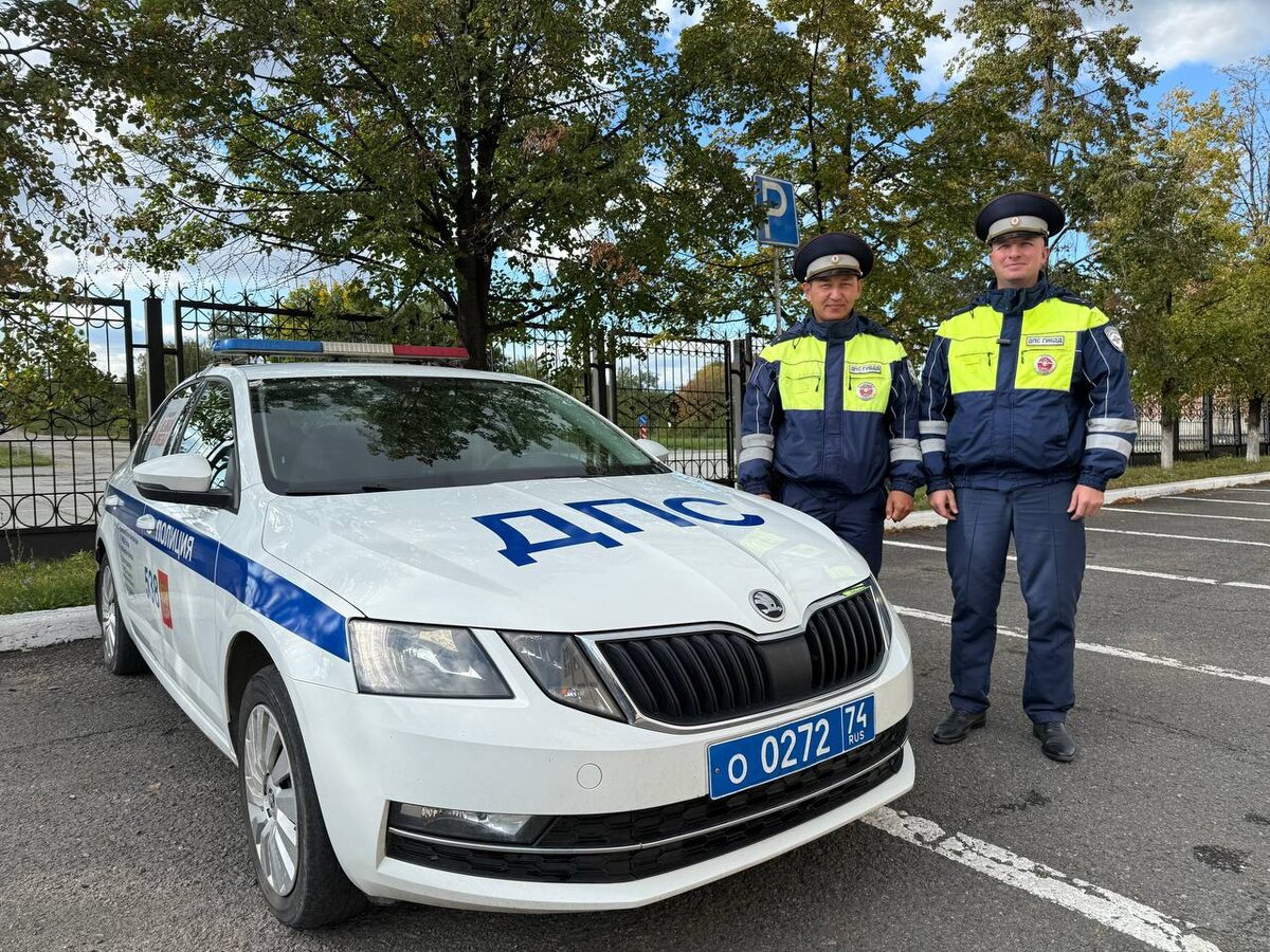 Инспекторы Павел Яковлев и Арман Тасбулатов