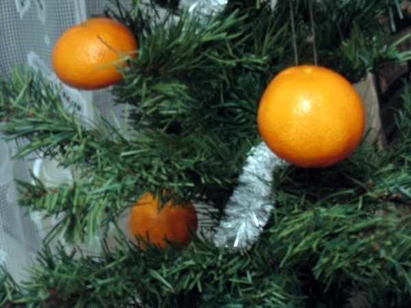 Мандарины на ёлке