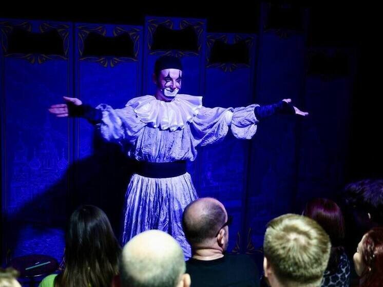     В спектакле живые актеры взаимодействуют с механизмами. Фото: Юлия Боровикова («Вечерний Челябинск»)