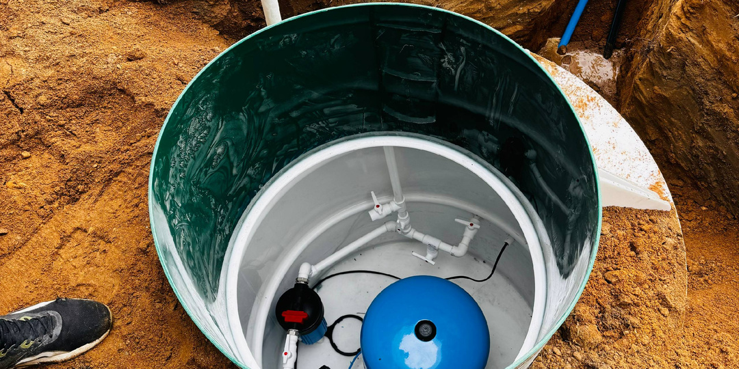 Как провести воду от скважины в дом, чтобы она не замёрзла зимой?