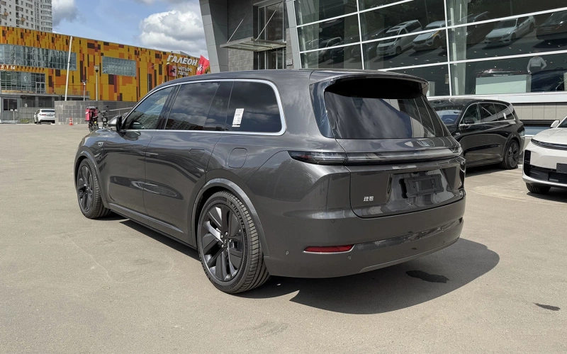 
Автомобиль кажется довольно громоздким. Но при этом отлично управляется