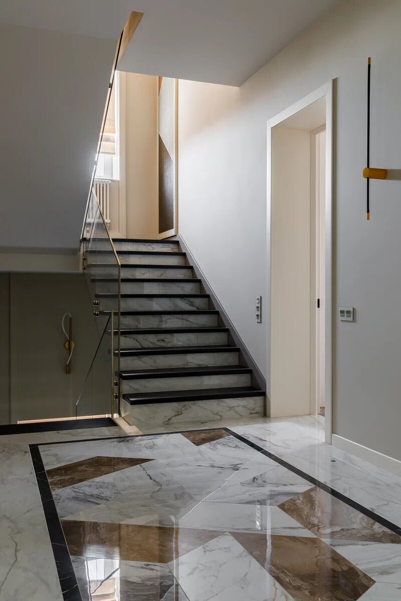 Интерес к интерьеру загородного дома стал другим. Сегодня владельцы частных домов уходят от случайных решений и «универсальных» ремонтов. 