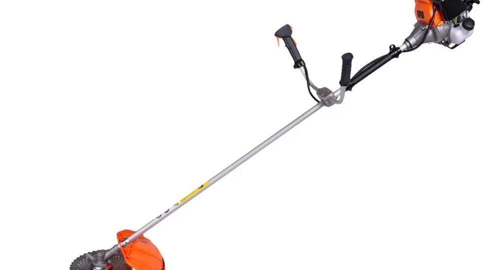 Бензиновый триммер — верный и надежный помощник в борьбе с травой. Выбираем инструмент
