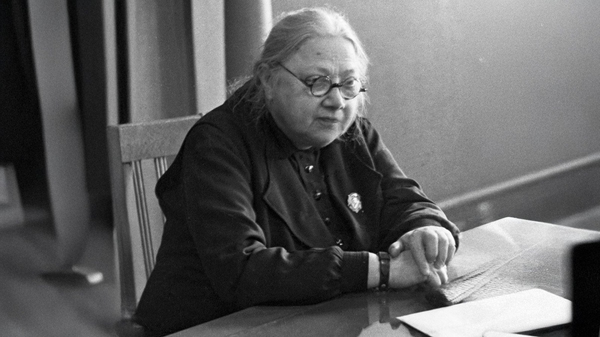 Надежда Крупская, жена Ленина, с орденом Ленина