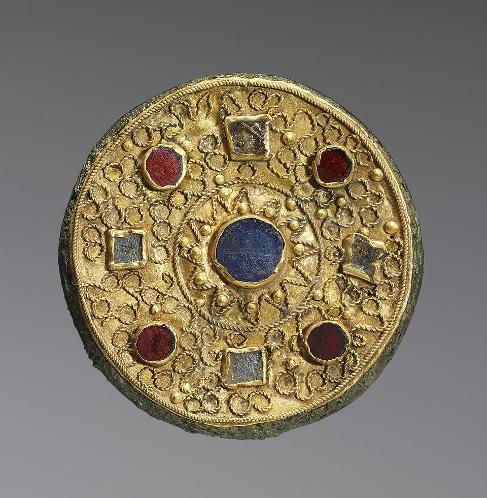 Дисковидная фибула, VII век; золото, бронза, камни, стеклянная паста; Walters Art Museum.