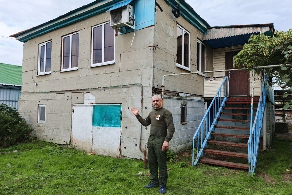    Ветеран СВО Александр Угрюмов возле своего дома в станице Гиагинской. / Елена Мелихова