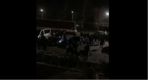 Кадры с массовой дракой быстро разлетелись по Сети и долетели до фронта. Скриншот с видео тг-канал "Многонационал"