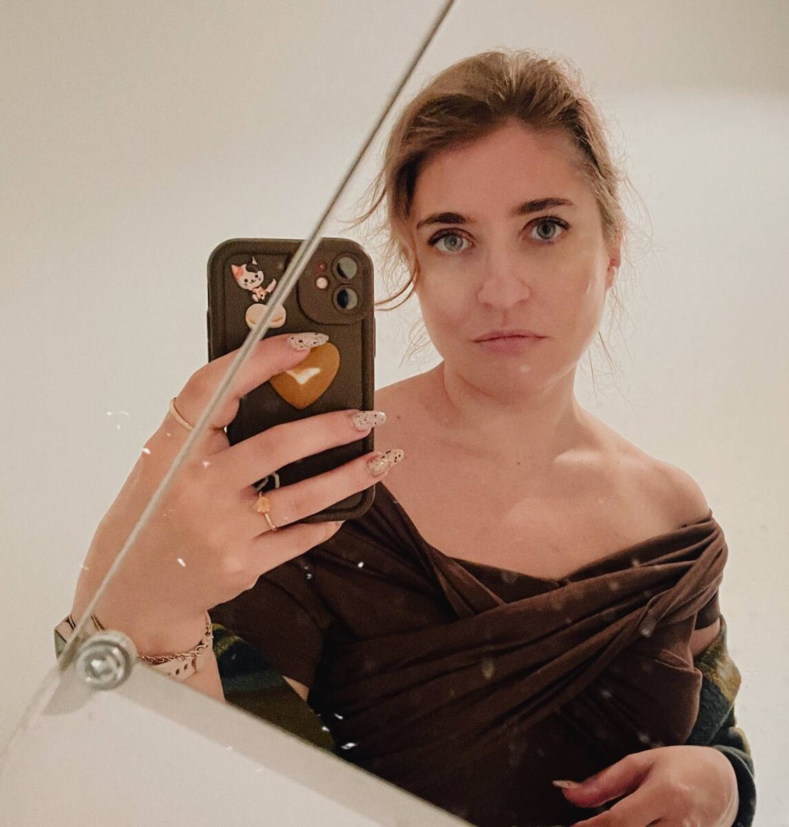 Грустная, но с красивым макияжем в ретро-зеркале. Топ этот люблю, но так редко ношу(