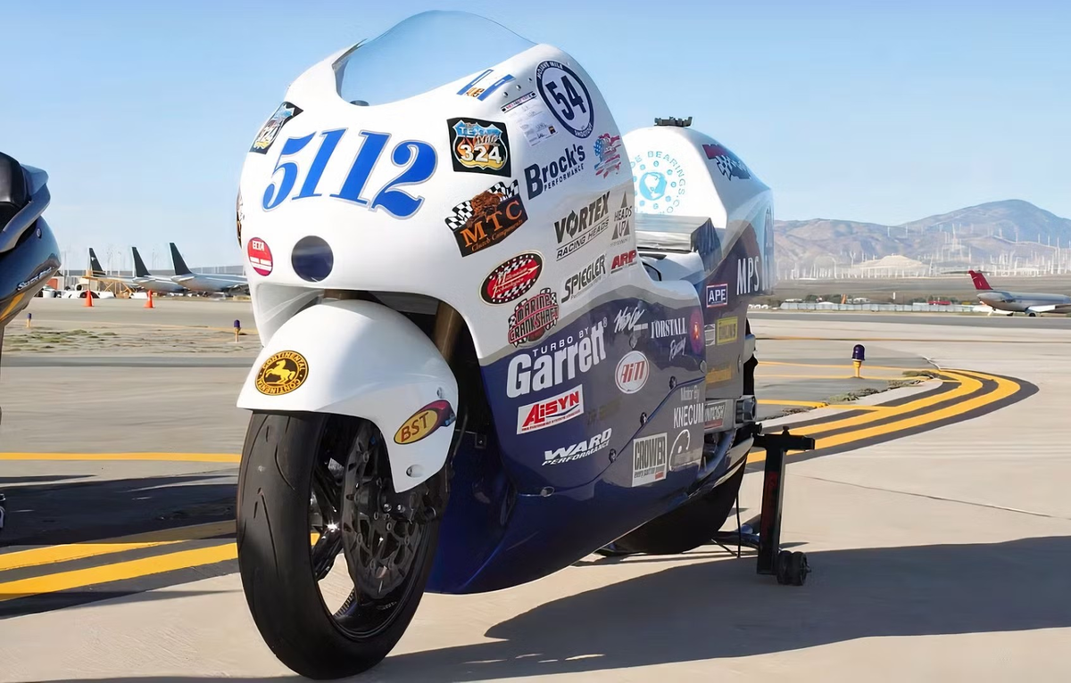 Рекордный мотоцикл Suzuki Hayabusa 2000 года – самый быстрый в мире