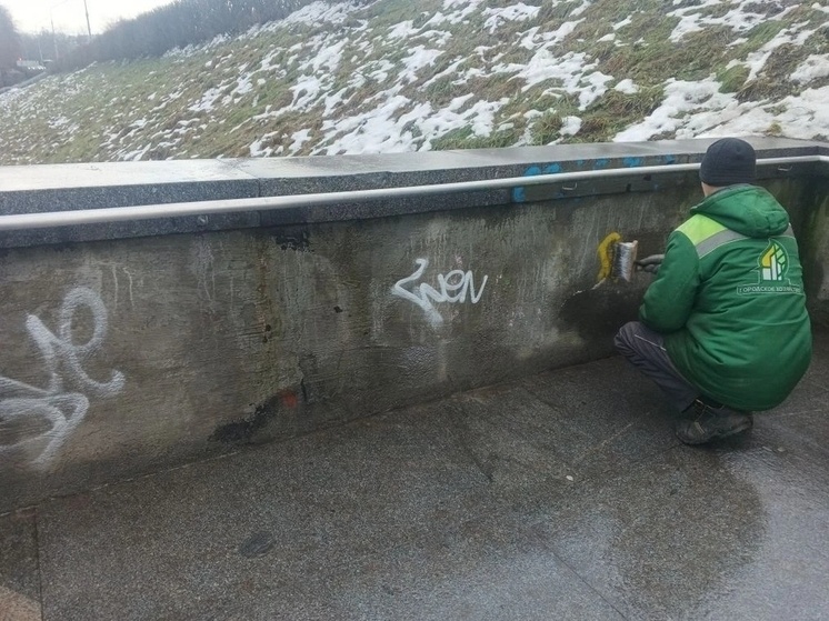     На мосту Александра Невского ликвидировали «художества» вандалов. фото: пресс-служба МКУ «Городское хозяйство»