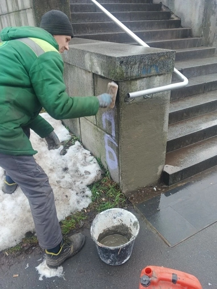     На мосту Александра Невского ликвидировали «художества» вандалов. фото: пресс-служба МКУ «Городское хозяйство»