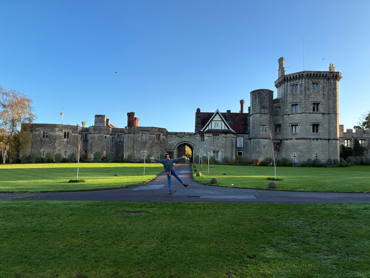 Автор во внутреннем дворе замка Торнбери. Фото из личного архива
