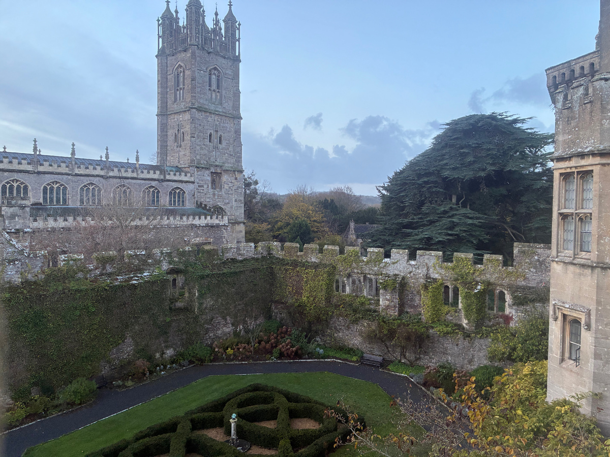 Вид из окна нашей комнаты в замке. Фото из личного архива