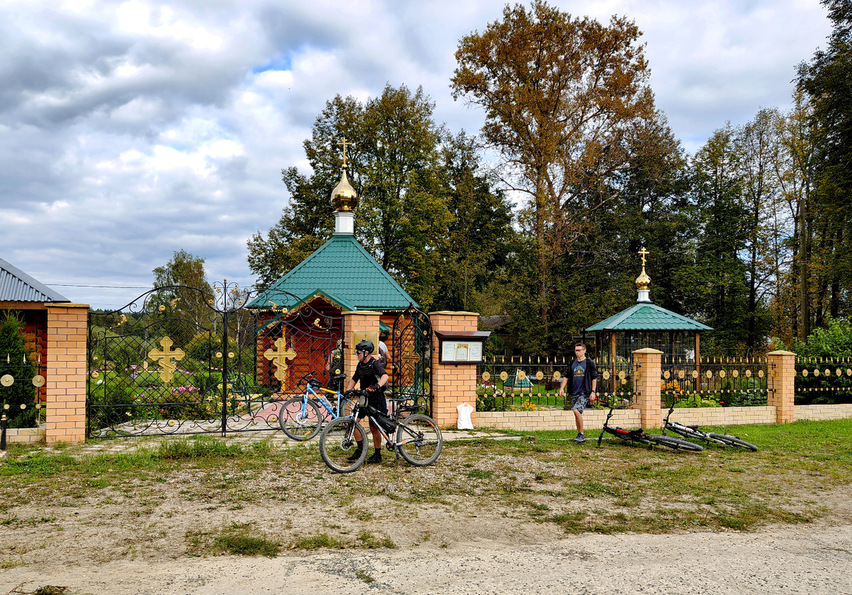 Мы у ограды Храма Михаила Архангела